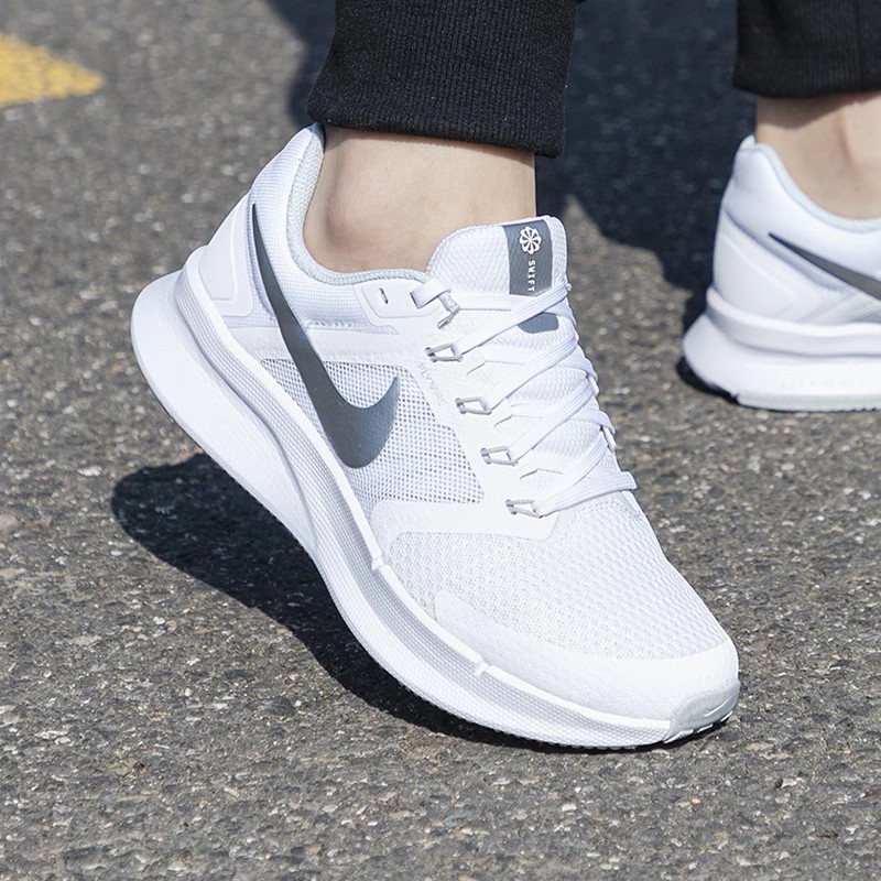 NIKE耐克女子W NIKE RUN SWIFT 3运动训练跑步鞋DR2698-101