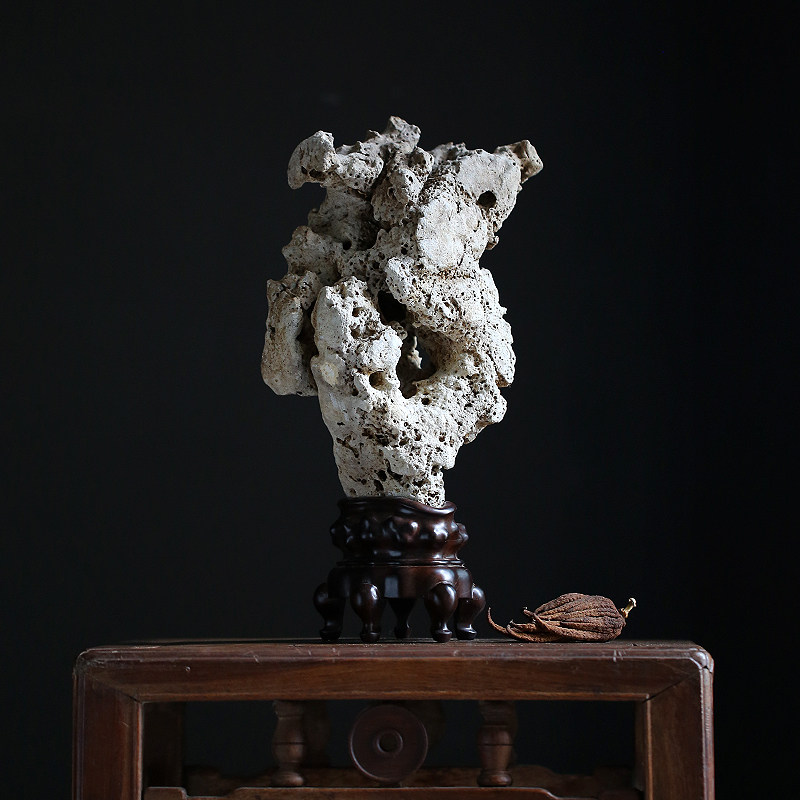 Quiet and late Qing for tea space book house case head Yashiite natural Taihu stone connoisseurywork black sandalwood base