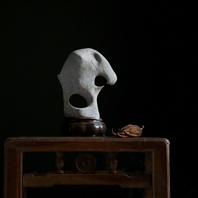 Quiet for the case, the head of the case, the natural Taihu stone's stone bouncer, and the base of the sandalwood base.