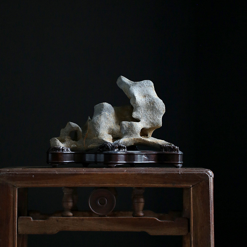 Quiet and late Qing for tea space book house case head Yashiite natural Taihu stone connoisseurywork black sandalwood base