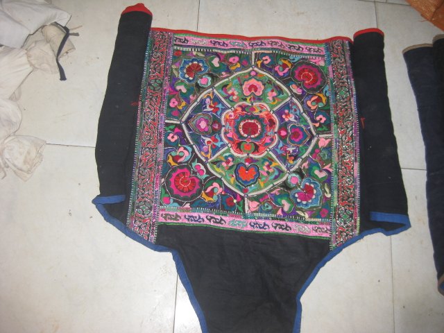 Yunshang Ethnic Minority Craft Gift Decoration Pure Hand Embroidery Old Embroidery Miao Broken Thread Embroidery Baby Bag 05