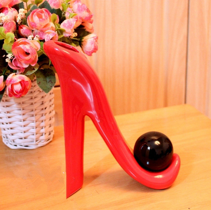 Jingdezhen Ceramics European bedroom swing cartoon with red high heel shape artifacts vase