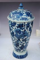 Qing Kangxi blue and white export porcelain entanglement flower lion lid jar