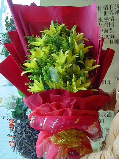 花店兴化镇江邳州黄色香水百合花束扬州同城鲜花速递朋友同事领导