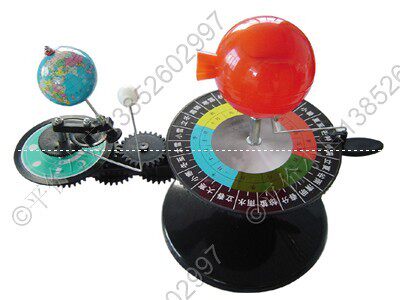 皆既日食の原理を教えるための三球式装置：太陽・地球・月の天体運動装置。