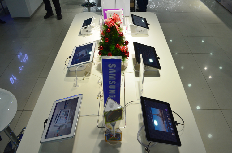 One drag four six 8iPad Samsung tablet pen anti-theft device Apple mobile phone universal charging anti-theft alarm