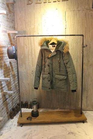 Retro Clothing Show Framework for Nordic log solid wood metal pipes loft American rural industrial wind