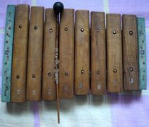 The good memories of childhood of the old wooden piano in the 1970s and 1980s lead to the old toys of youth