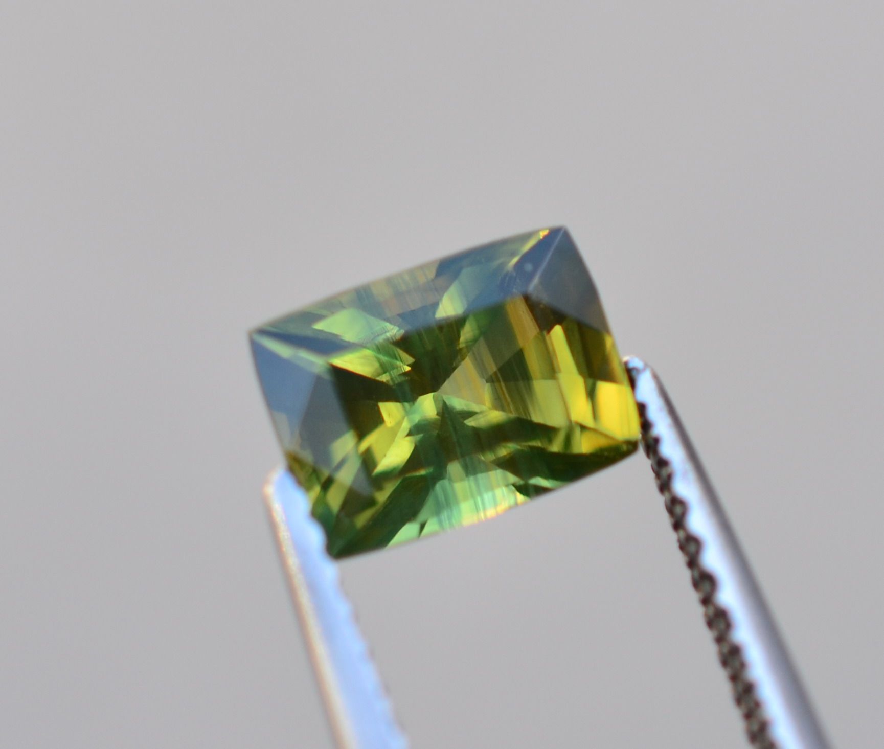 Natural No burn No change color Yellow green sapphire square naked stone gorgeous full of fire 1 6ct Special offer
