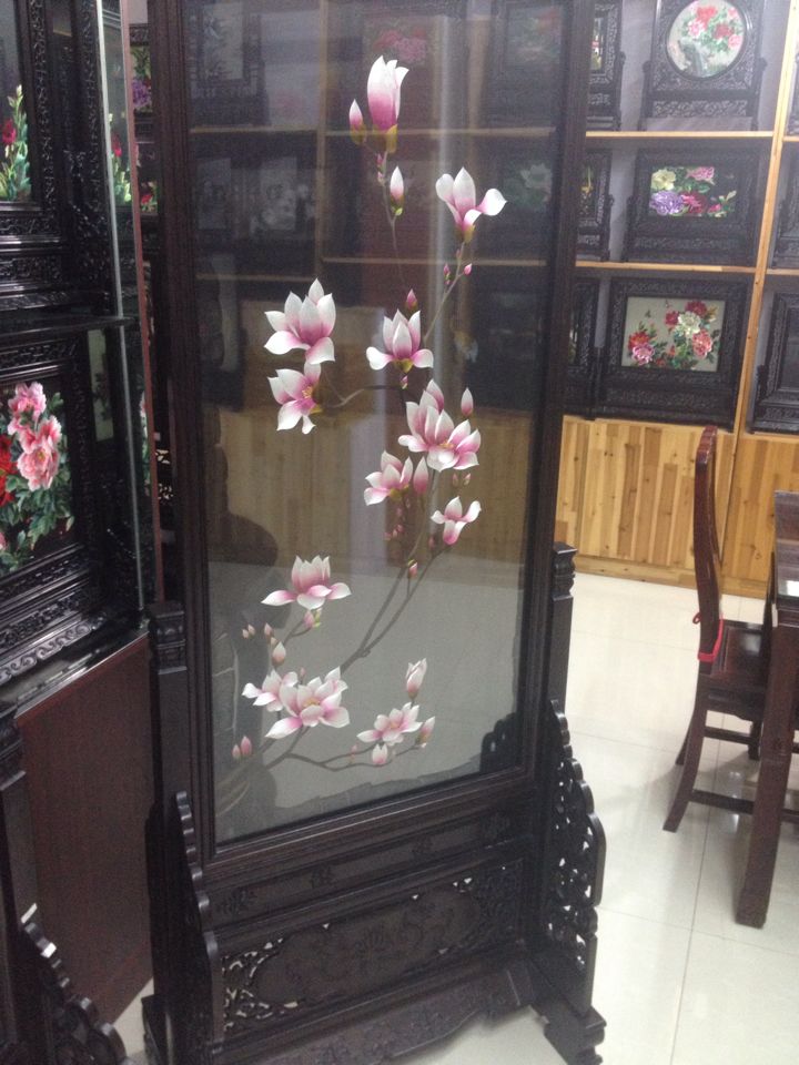 Fine double-sided embroidery magnolia flower origin direct sales decorative painting ornaments floor-to-ceiling screen high-grade Su embroidery finished products
