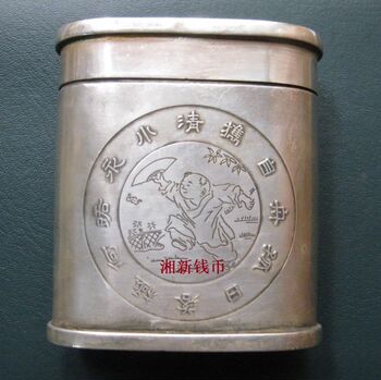 Collection of antiques and miscellaneous old objects and silverware. imitation white copper silver-plated dry cigarette box, pure handmade with full silver cigarette box.