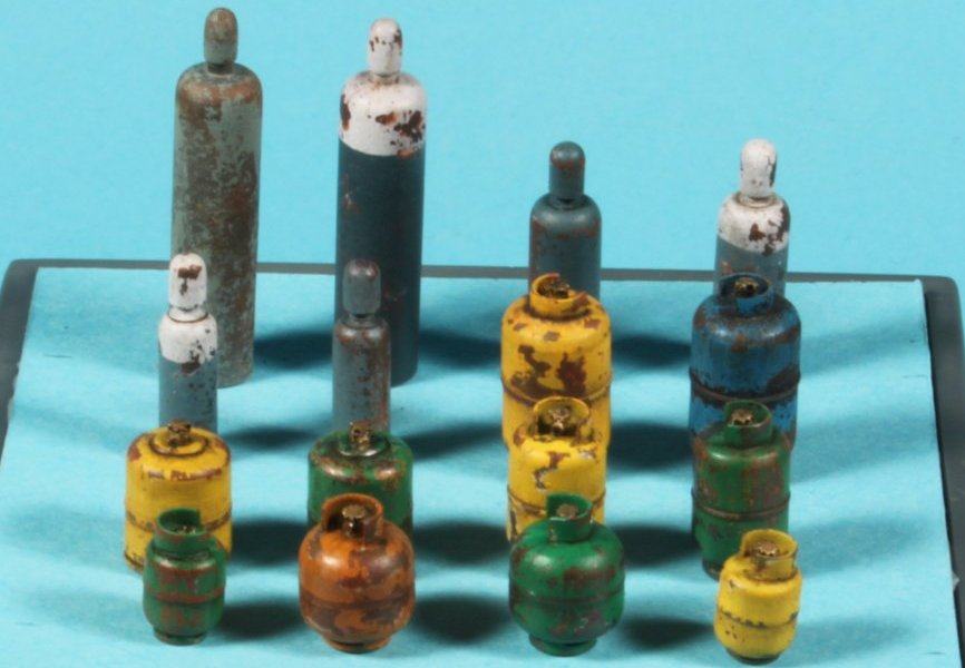 1: 35 Gas Cylinders (8)