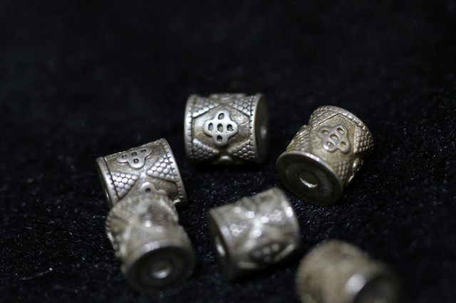 925 silver made of old Tibetan Buddhist pearl accessories Auspicious Knot Barrel Beads Pair of holes 0-95cm 85cm diameter is 0