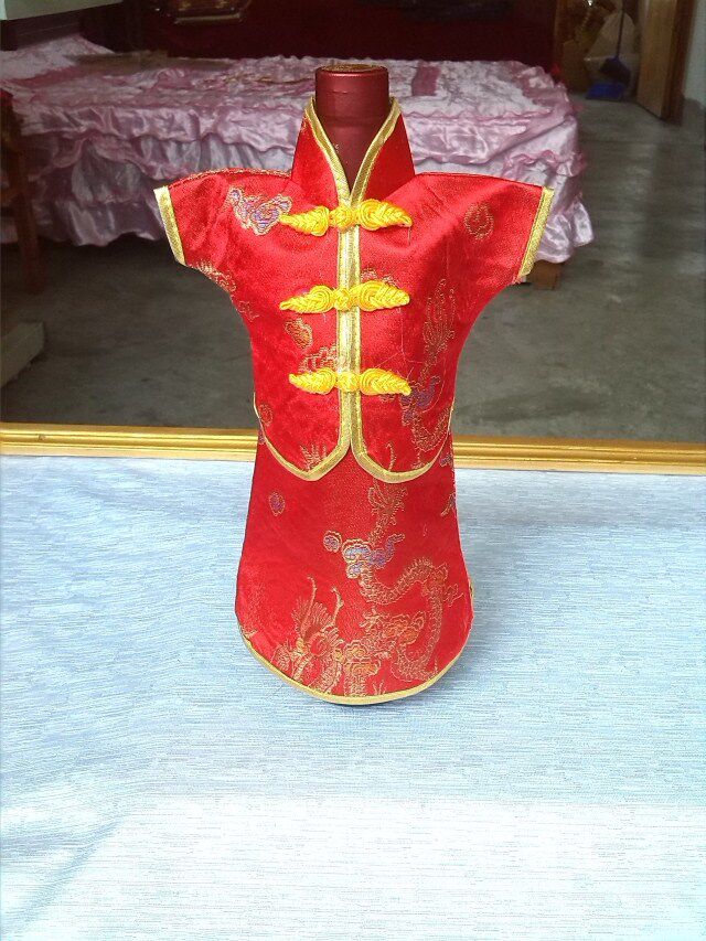 Chinese characteristics gift brocade silk satin cheongsam Tang red wine bottle set wine set wine set to send Old Foreign Affairs gifts