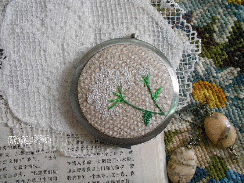 Pure handmade embroidered original creative hand embroidered embroidered dressing comb mirror handmade embroidered double-sided linen fabric birthday present