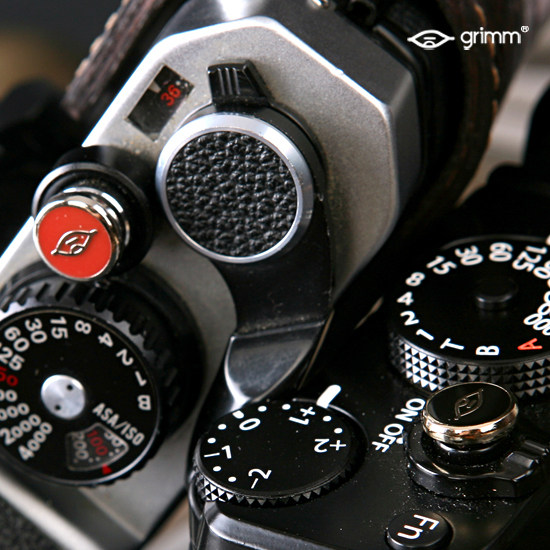 Spot South Korea Grimm Camera Shutter Button Sticklight Shutter Soft Button Brass Screwed black red 2 pieces