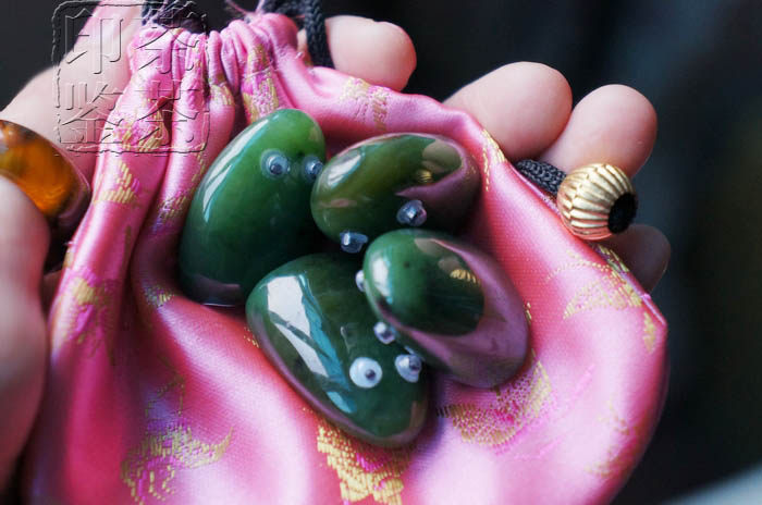 Sell ​​a cute little jade pet for office luck~