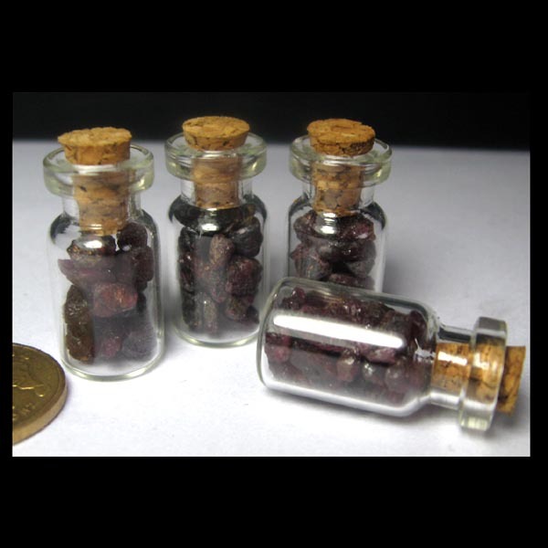 Natural crushed stone wishing bottle SS8781PB6 * red corundum * red gem naked stone * Ping An bottle (2 4cm5g)