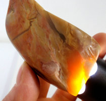 172 grams of authentic Bahrain stone national stone Fuhuang stone chicken blood stone frozen stone colored stone
