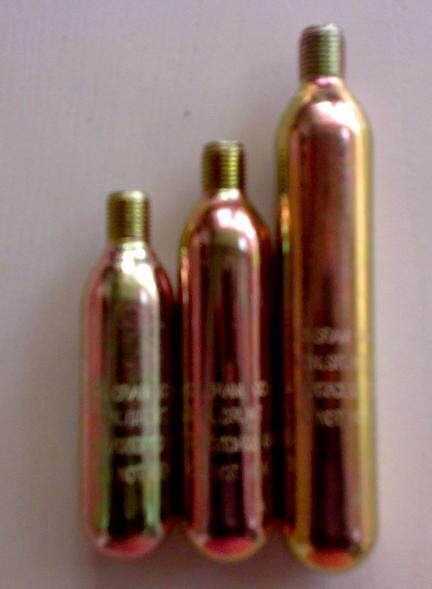 The fully automatic life jacket is equipped with a gas cylinder plus a set of small yellow triggers