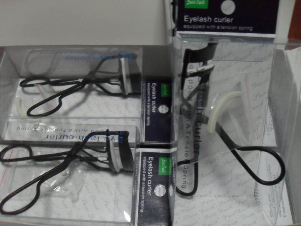 Advanced spring mascara special price 8 Yuan to give a substitutable leather cushion silver color black random issue