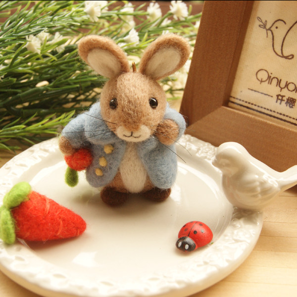 Peter Rabbit Qianying wool felt Wool felt material bag diy mobile phone lanyard dust plug rabbit ornaments