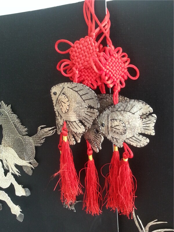 Herd family fish leather handicrafts: fish leather small pendant (sewn)