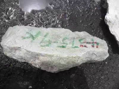 No. 7080 jade raw material naked stone natural jade raw stone Qinghai material Kunlun jade green white jade 9 12kg