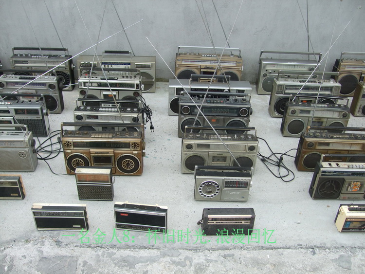 Old objects, old Shanghai nostalgic old tape recorders, can be used as film and television props or decorative window displays