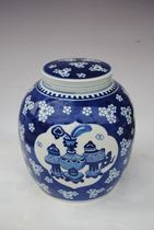 Qing Qianlong blue and white export porcelain Bogu pattern tea pot