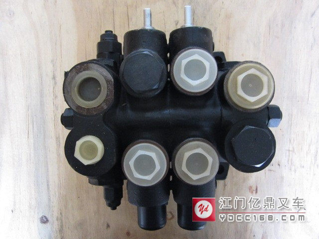 Xinding forklift accessories Heli Hangzhou forklift 4-7 tons two-way multi-way reversing valve CDB-F20 AO