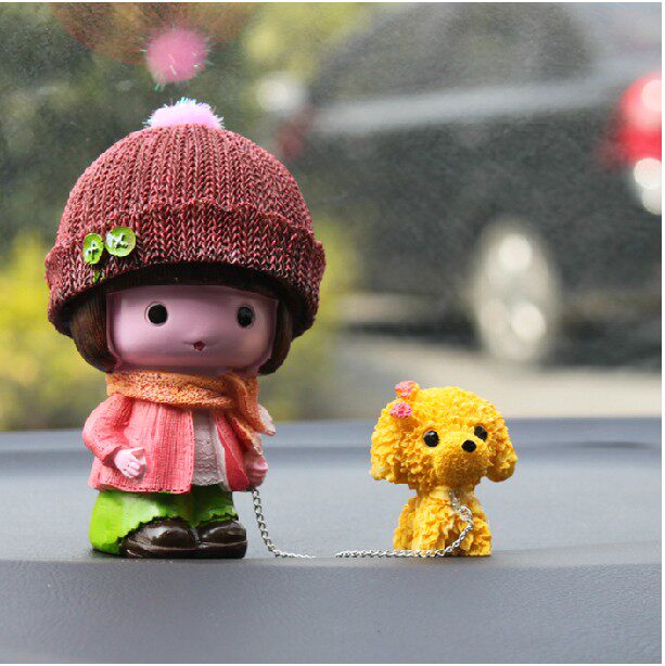 新款汽车用品摆件 可爱饰品 树脂工艺品 装饰公仔 遛狗娃娃 装饰