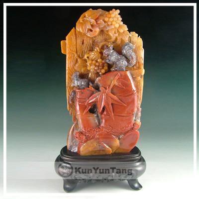 壽山石　置物　葡萄 坤蕴堂】寿山石摆件_夹板杜陵冻石『松鼠葡萄』(艳丽坚结)bj119