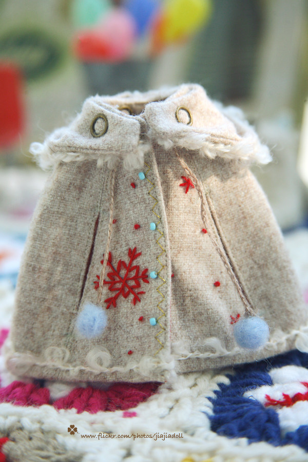 Handwork - Mei Snow Flower Link Cape 2 wearing momoko Blythe barren jerryberry