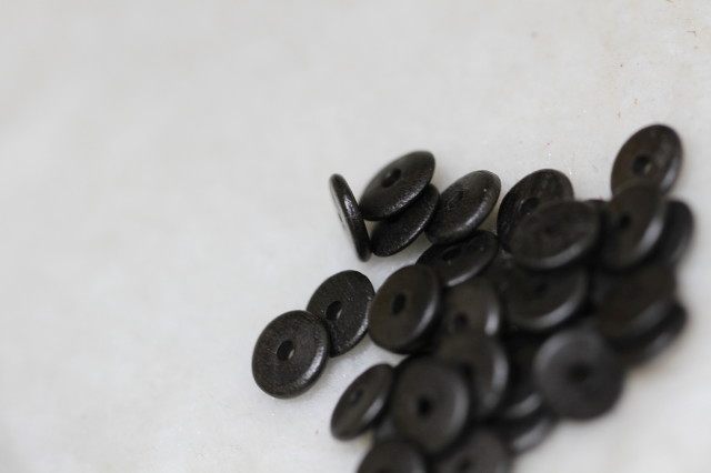 Tibetan Buddhist pearl accessories pure black purple sandalwood with a diameter of 0 8cm 8cm