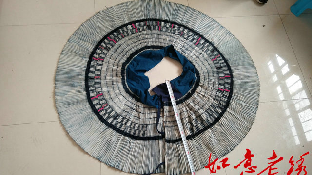 Old embroidered skirt Miao old embroidered skirt Handmade batik cloth paste embroidered old embroidered skirt Pure handmade old embroidered skirt