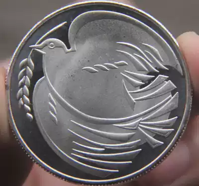 Medal silver-plated British peace dove coin diameter about 40mm European collection