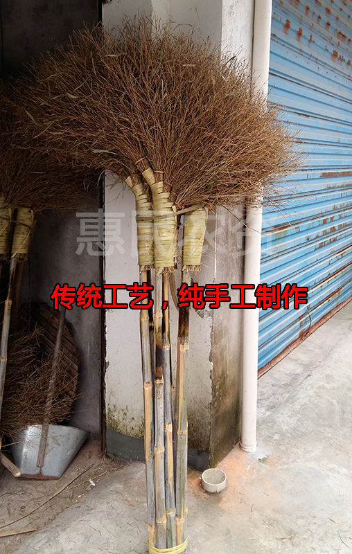 Thickening up the bamboo sweep to sweep the sanitation sweep the manual sweep of the road sweeping the hard silk sweeping.