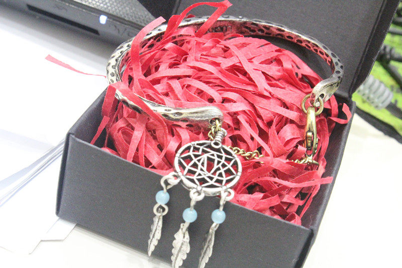 Western Vintage Handbook Indian Dream Dream hollow feather decoration pendant antique opening bracelet