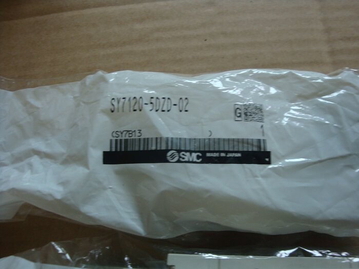 New original SMC SY7120-5DZD-02 solenoid valve physical picture