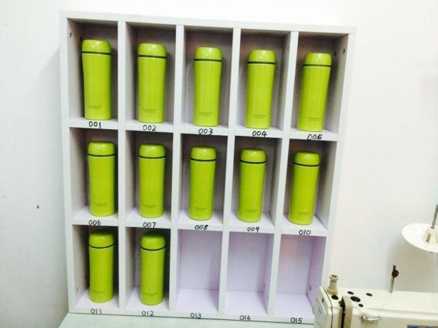 Simple grid shelf shelf tea cup holder tea cup cabinet storage rack storage cabinet water cup holder can be hung on the wall