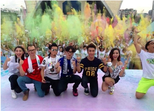 Цветовая пробег Фан -Роуд Улица Рестона с цветом Rainbow Rainbow Rainbow The Color Run Lotter