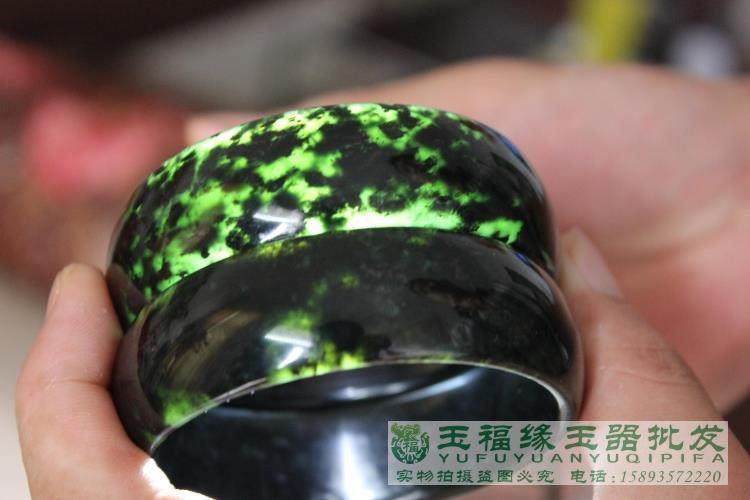 A cargo jade jade width bracelet containing magnetic Shaanxi blue field jade bracelet