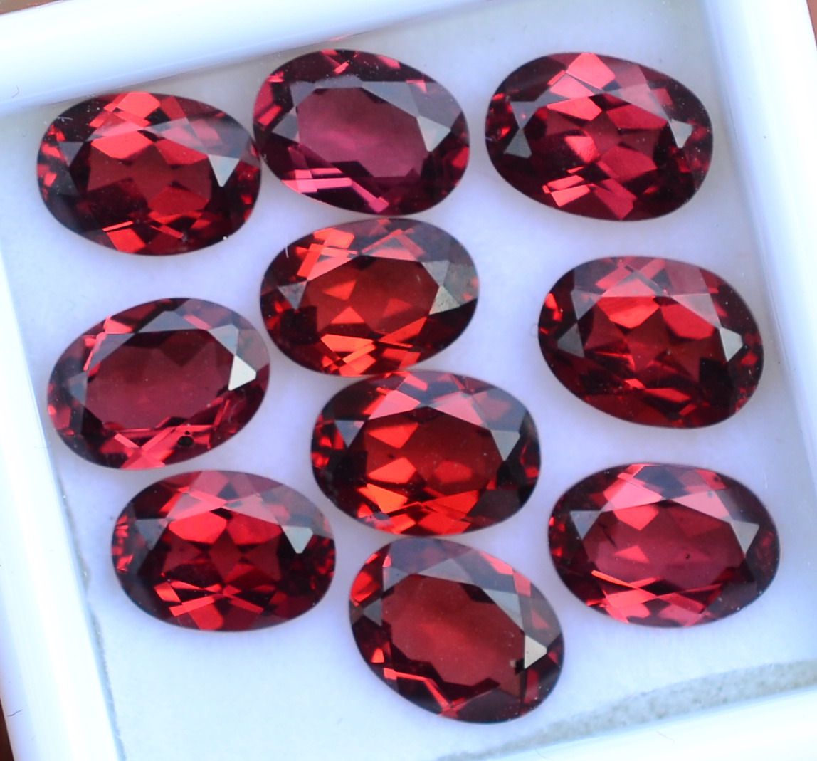 Natural Mozambique pomegranate stone oval bare stone 7x5 mm about 1 carat without blemishes