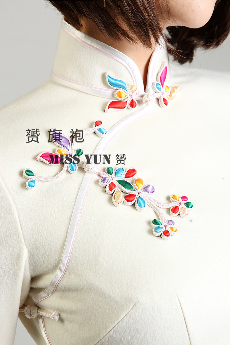 Jinzhiyuye yun autumn and winter new milky white woolen fabric color core-filled with large flower buckle oblique lapel handmade 8 minute sleeves short cheongsam