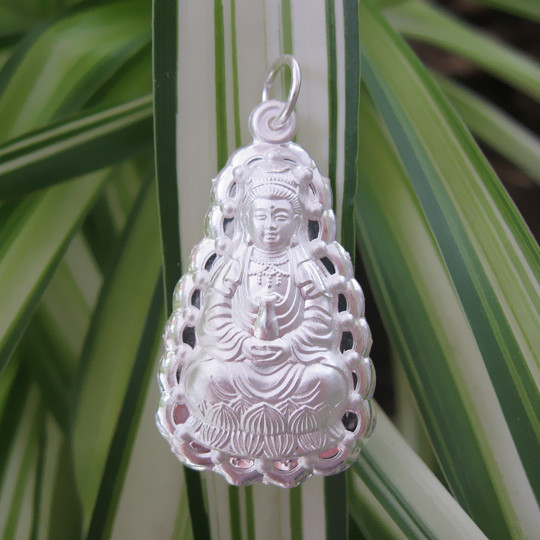 Pure silver Guanyin pendant foot silver Bodhisattva men's money for the life of the year protect the safety of Ping An baby pendant red rope item pendant