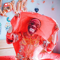 Shake the same style to pick up the mask to trick the groom to pick up the game prop mask to get married to trick the red hijab