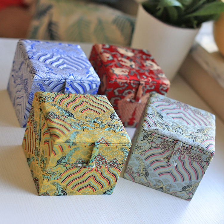 China Wind Brocade Brocade Full Bag of Play Seal Cover Cup Porcelain Bowl Gift Box SQUARE CRAFT GIFT HEM ACCESSORIES BROCADE BOX