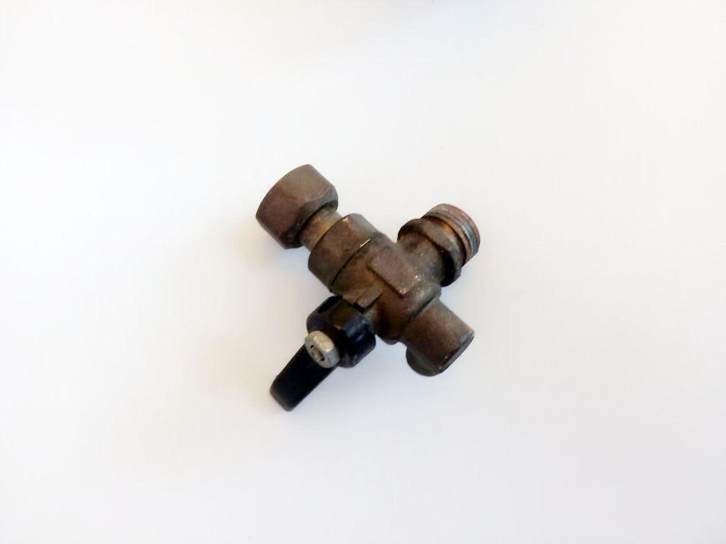 Small squirrel Beretta wall hanging stove three-way moisturizing valve water injection valve switch for small squirrels with double purpose wall hanging stove