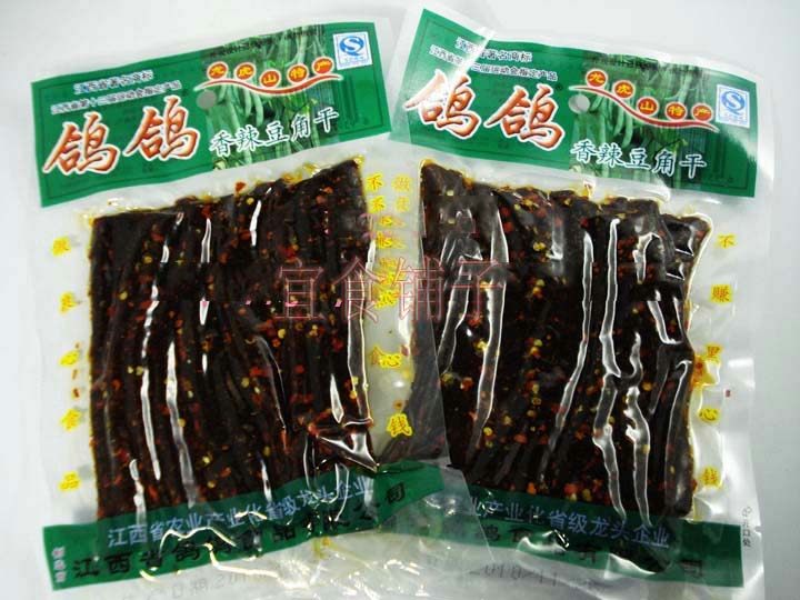 Selling crazy, spicy and addicting, spicy and heaven-shaking Jiangxi specialty Yingtan pigeon brand spicy dried beans 69gx5 packs